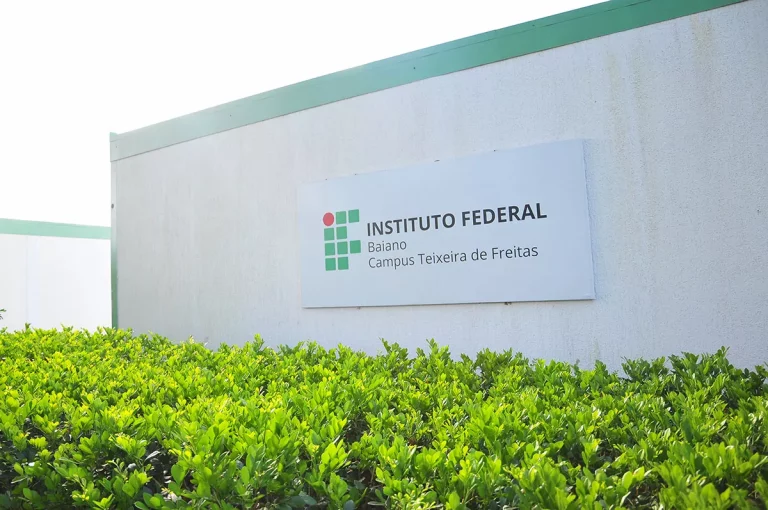Fachada de prédio do IF Baiano em Teixeira de Freitas. Ao centro da imagem, uma placa com a logo da instituição.